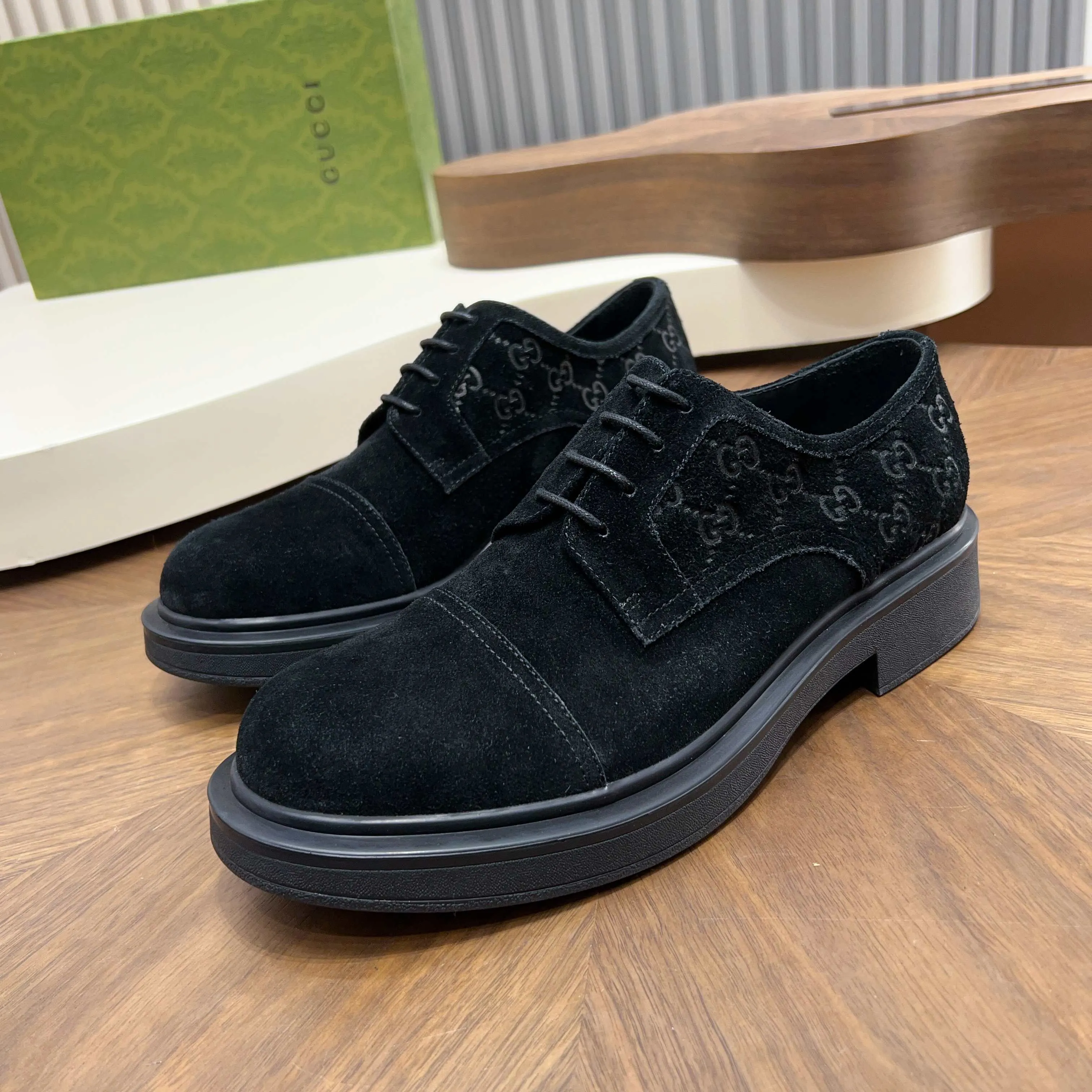 💰780 Gucci/Gucci new men’s lace-up shoes with GG details, matte cow leather derby shoes! The design of this men's lace-up shoe is rooted in the brand's heritage. Crafted from premium waxed cow leather, it is embellished with GG printed embossed suede leather details, a nod to Gucci's iconic monogram. The rubber sole decorated with GG pattern adds a touch of modern fashion to this design. Typical three-joint style design. European and American classic version, full calfskin lining. The overall upper texture is soft and the lining is comfortable and breathable. 2CM thickened soft rubber sole, easy to control. Versatile and stylish upper foot, multiple colors available to meet different matching needs, complete package! Size: 39-40-41-42-43-44 leather shoe size (38.45.46 can be customized)